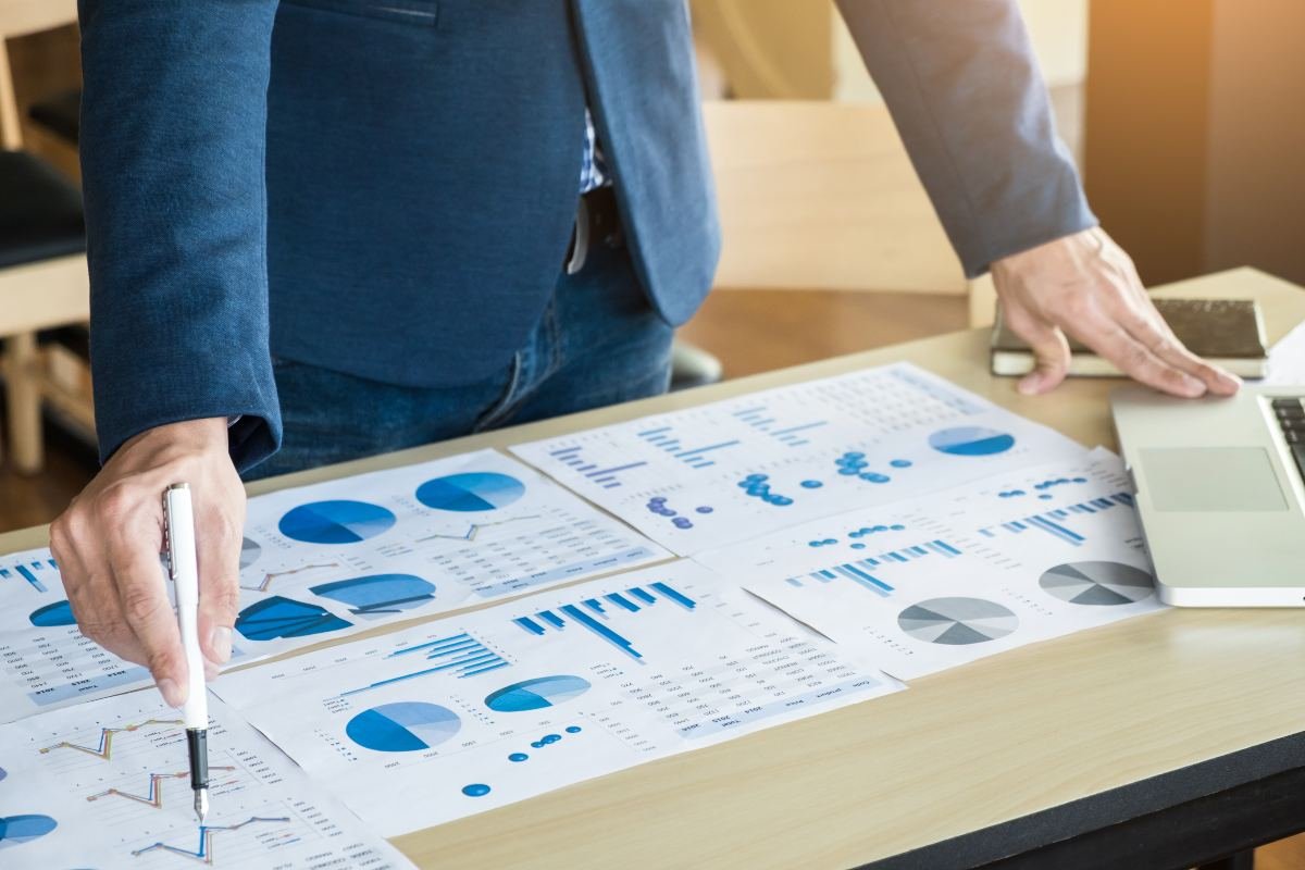 Supply Chain Planning process connecting suppliers, production, inventory, and delivery.