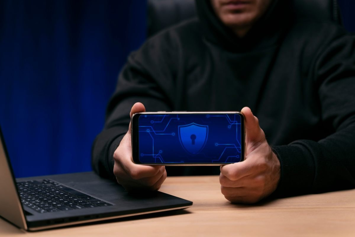 FBI cybersecurity warning highlighting vishing, smishing, and phone scams.